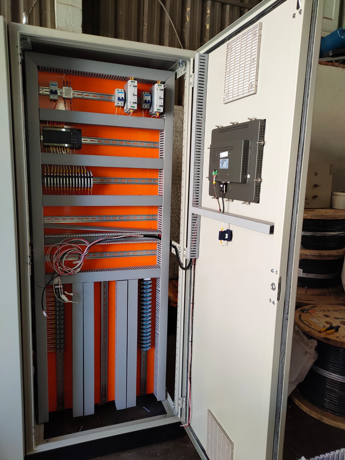 Painel elétrico de automação aberto