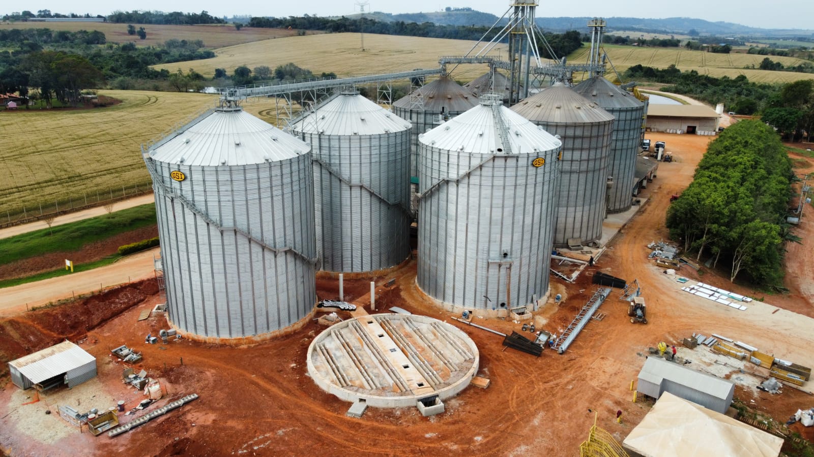 Silos metálicos GSI montados com fundação circular para armazenagem de soja e milho